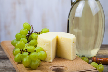 White wine, cheese and grapes