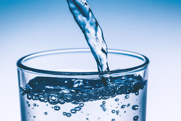 Glas wird mit frischem Wasser gefüllt