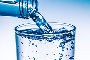 Glas wird mit frischem Wasser befüllt