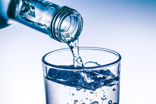 Glas wird mit frischem Wasser befüllt