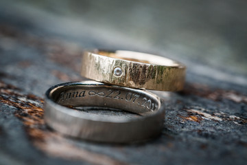 Eheringe auf Stein