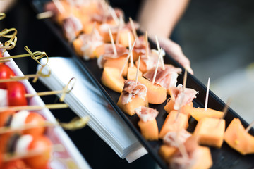 Prosciutto mit Melone auf Tablet von einem Catering