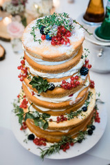 Hochzeitstorte mit frischen Früchten