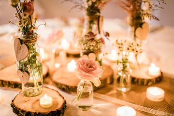 wunderschön dekorierter Tisch am Valentinstag