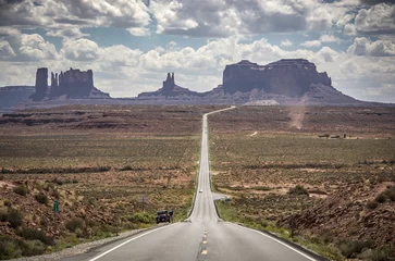 Zelfklevend Fotobehang On the road to the Monument Valley © Giacomo