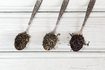 kinds of tea in spoon