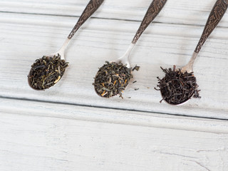 kinds of tea in spoon