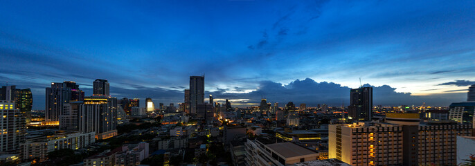 Naklejka premium panorama miejskiego pejzażu metropolitalnego w niebo zmierzch zmierzchu