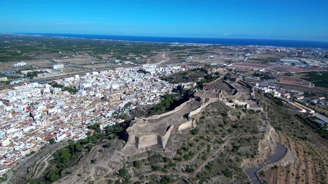 Drone en Castillo de Sagunto, ciudad de la Comunidad Valenciana, España. Video aereo con Dron