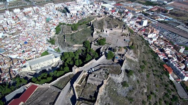 Drone en Castillo de Sagunto, ciudad de la Comunidad Valenciana, España. Video aereo con Dron