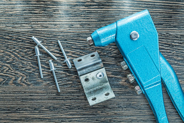 Riveting pliers rivets screws on wooden board