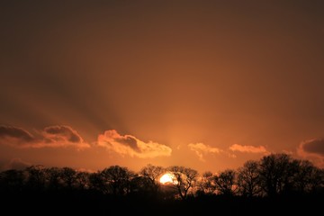 Obraz premium dramatische Sonnenstrahlen durchbrechen die Wolken