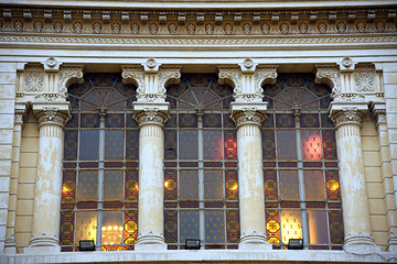 Glasfenster mit Säulen an der Großen Synagoge von Rom