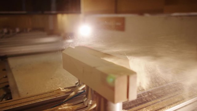 Holz CNC Fr&auml;se f&uuml;r industrielle Schreiner. SHOT on RED EPIC 6K 4K ProRes Footage