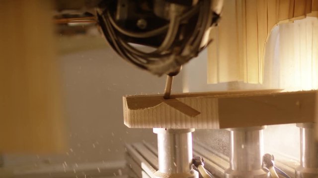 Holz CNC Fr&auml;se f&uuml;r industrielle Schreiner. SHOT on RED EPIC 6K