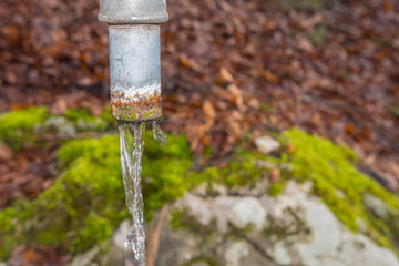 Frisches Wasser aus Hahn in der Natur