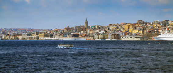 Obraz premium ISTANBUL, TURKEY - MARCH 27, 2012: View of city across the Bosphorus.
