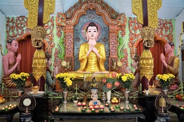 Fototapeta premium Reclining Buddha Wat Chaiyamangalaram Burmese Buddhist Temple