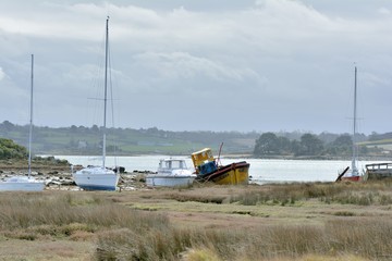 Epaves de bateaux échouées sur le sable en Bretagne