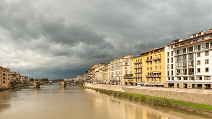 Fototapeta na wymiar Arno river in Florence on a cloudy day in autumn