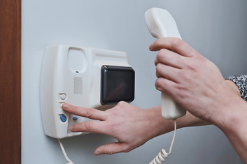 homme utilisant un vidéophone d'appartement