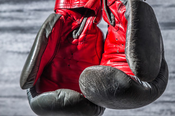 Боксерские перчатки на сером фоне
