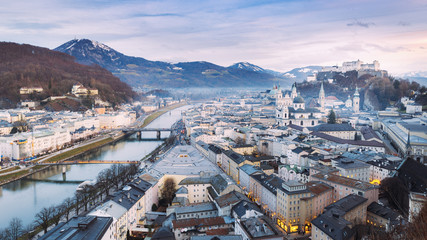 Fototapeta premium Salzburg, Austria. Panoramiczny widok z lotu ptaka słynnego historycznego miasta Salzburga z twierdzą Hohensalzburg i rzeką Salzach o zmierzchu, Salzburger Land, Austria, Europa.