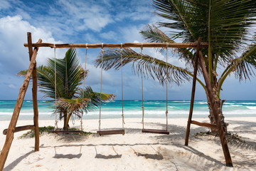 Schaukeln am tropischen Traumstrand in der Karibik, Tulum, Mexiko