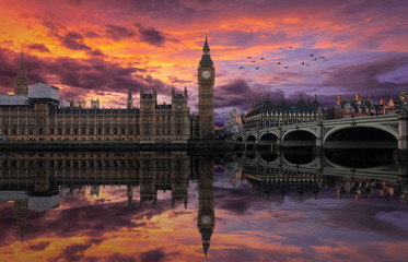 Dramatischer Sonnenuntergang über Westminster und dem Big Ben in London, England