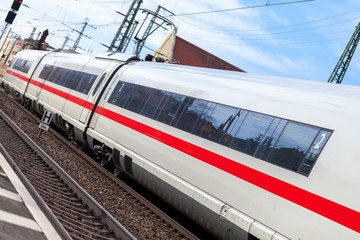 Naklejka premium niemiecki pociąg mija dworzec kolejowy
