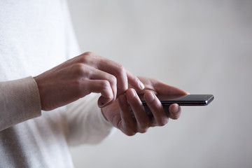 Fototapeta premium businessman hand phone on dark background