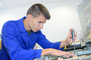 Naklejka premium young technician fix office photo copier