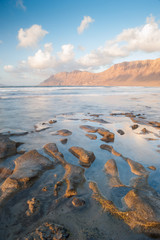Tramonto sulla spiaggia di Famara a Lanzarote, Isole Canarie