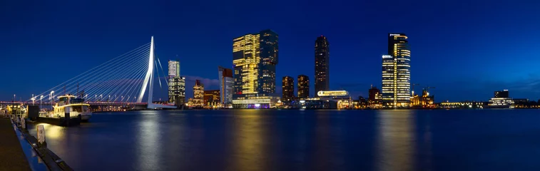 Photo sur Plexiglas Rotterdam Paysage de la ville, panorama - Vue nocturne sur le pont Erasmus et le quartier Feijenoord ville de Rotterdam, Pays-Bas.