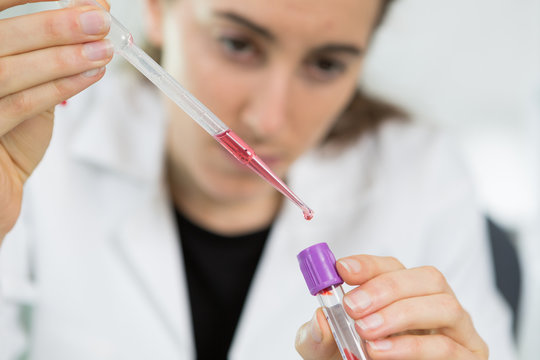 scientific women in laboratory