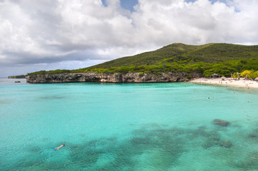 Fototapeta premium Turquoise Caribbean water and secluded beach
