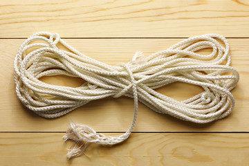 Obraz premium White rope on a wood background