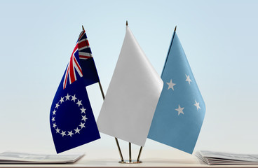 Flags of Cook Islands and Federated States of Micronesia with a white flag in the middle