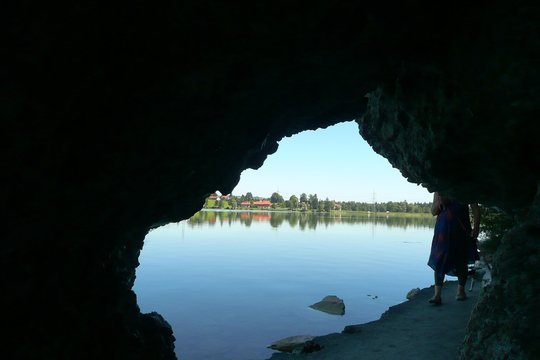 Fototapeta Felsendurchgang zum See