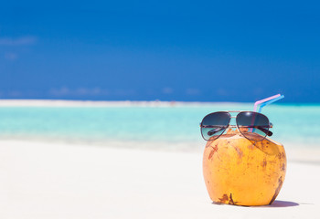 Fototapeta na wymiar picture of fresh coconut juice and sunglasses on tropical beach