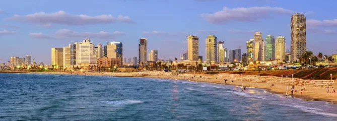 Poster Moderne skyline van de stad Tel Aviv bij avond, Israël © Boris Stroujko