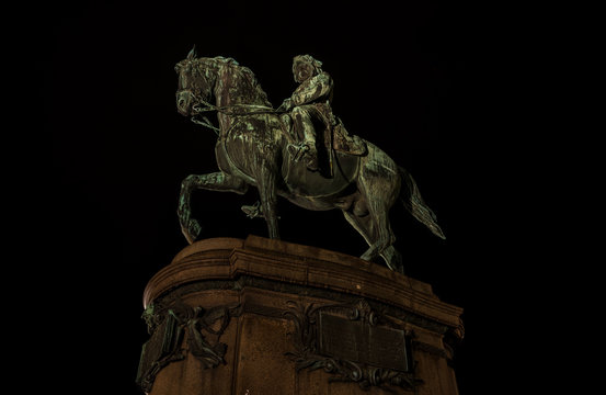 Reiterstandbild Erzherzog Albrecht auf der Albertina in Wien bei Nacht