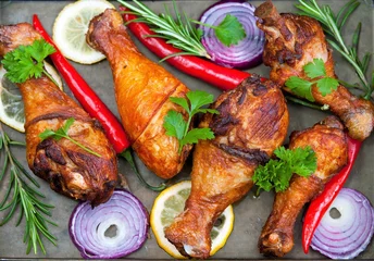 Foto auf Glas Grilled spicy chicken legs with pepper, lemon and potatoes © Inna