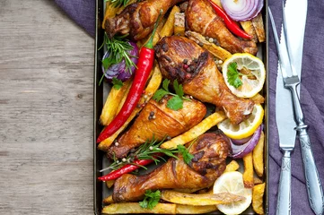 Tragetasche Grilled spicy chicken legs with pepper, lemon and potatoes © Inna