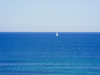 kleines Segelboot in der Ferne