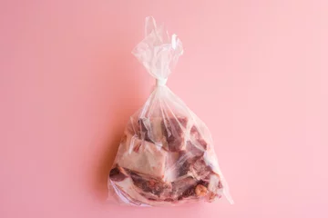 Crédence de cuisine en verre imprimé Viande Directly above view of meat in plastic bag on pink background