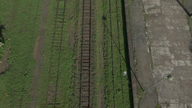 trilho de trem com camera a pino