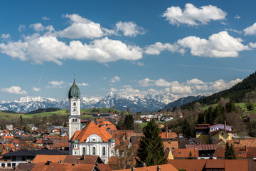 Fototapeta premium Nesselwang im Ostallgäu im Frühling mit Säuling und Zugspitze