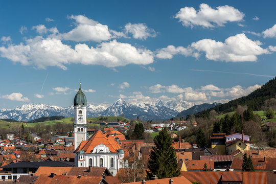 Nesselwang im Ostallg&auml;u im Fr&uuml;hling mit S&auml;uling und Zugspitze