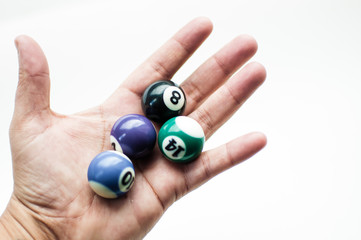 bolas de billar en mano